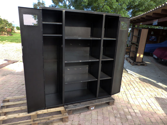 Armoire vestiaire industrielle Réf 3167  Prix  de base : 1100,00 €