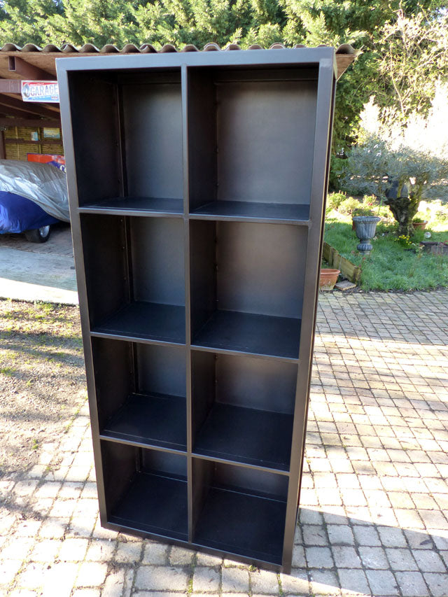 Bibliothèque tout métal 8 cases. PRIX de base : 1 000€ Réf 3491