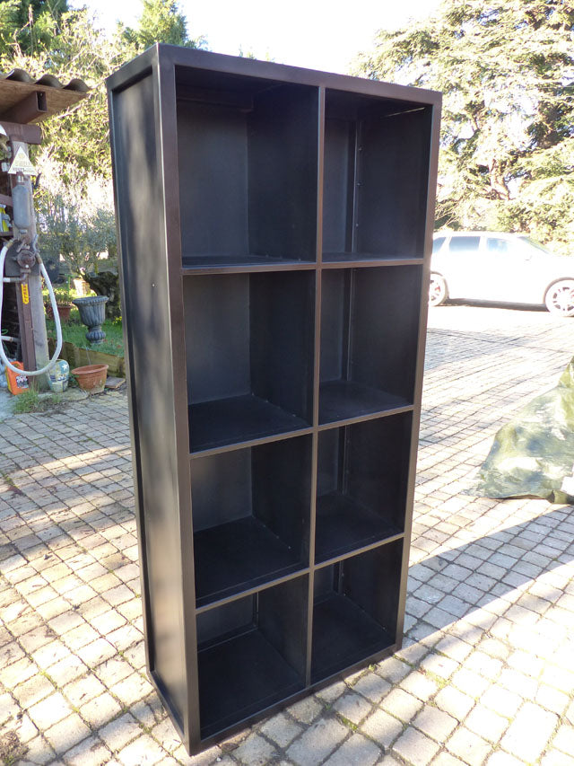 Bibliothèque tout métal 8 cases. PRIX de base : 1 000€ Réf 3491