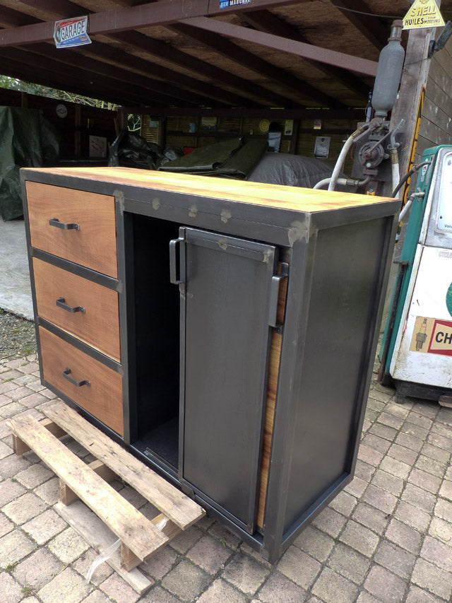 Buffet 3 tiroirs 3 portes coulissantes PRIX de base: 1350€ réf 3354