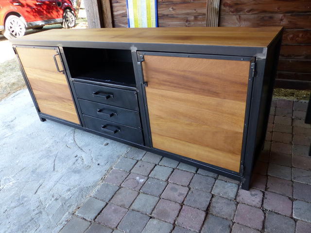 Buffet  industriel 2 Portes et 3 tiroirs PRIX de base:1500€ réf 3413