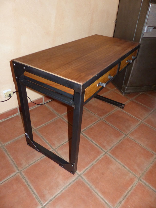 Bureau design industriel riveté PRIX de base: 850€ réf  3447