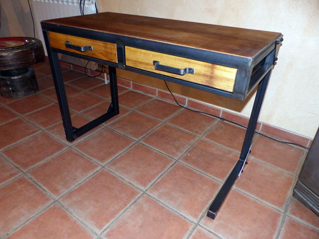 Bureau design industriel riveté PRIX de base: 850€ réf  3447