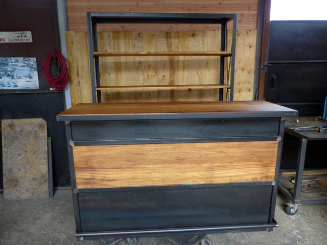 Buffet / Comptoir industriel. Réf: 2596. Prix de base : 1690€ - BROCANTETENDANCE -