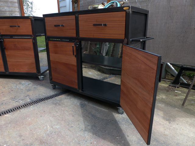 Console industrielle à roulette PRIX de base: 750€ réf 3145