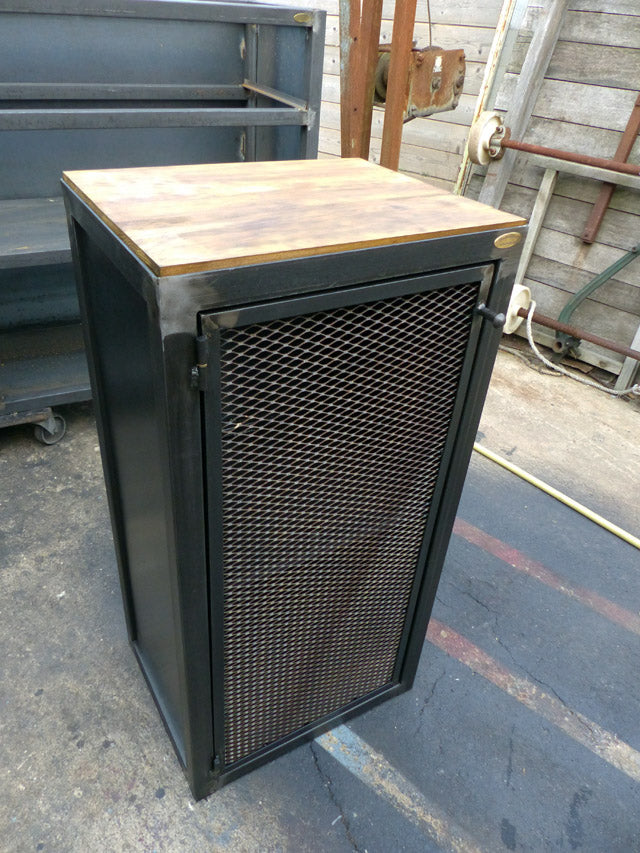 Petit buffet industriel PRIX de base: 590€ réf 3044