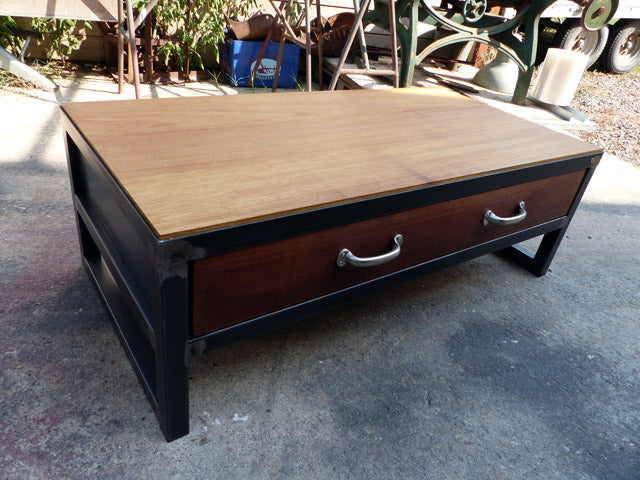 Table basse tiroir double face PRIX de base:690€ réf 2249