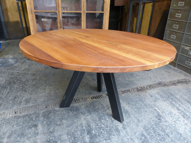 Table ronde industrielle tripode PRIX de base: 1100€ réf 3502