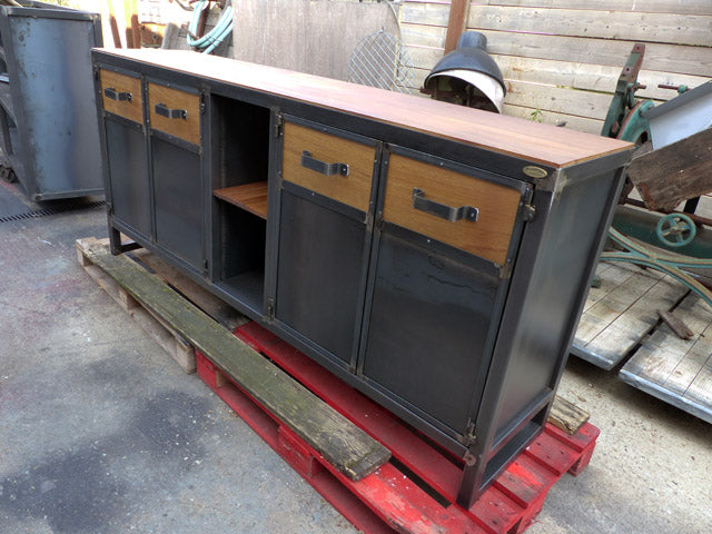 Buffet industriel plateau chêne. Prix de base : 1 200 € Réf 2689