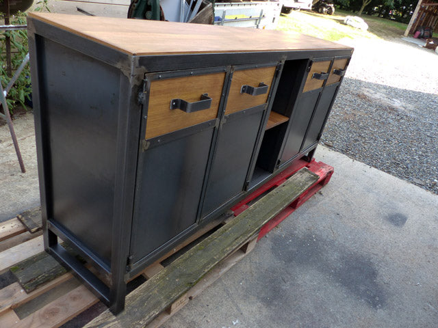 Buffet industriel plateau chêne. Prix de base : 1 200 € Réf 2689