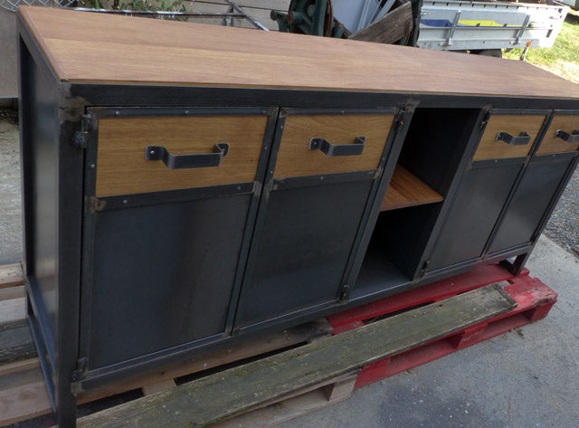 Buffet industriel plateau chêne. Prix de base : 1 200 € Réf 2689