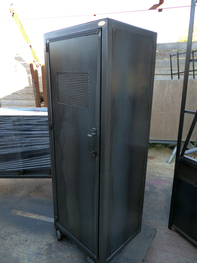 Armoire industrielle une porte Réf 3041  Prix de base : 790,00 €